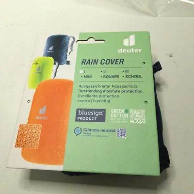 The image shows the packaging of a Deuter rain cover, with product images and descriptive text.