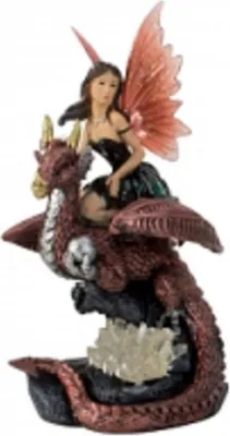 Elfe, die auf einem Drachen sitzt. Die Elfe hat rosa-rotfarbene Flügel und trägt ein schwarzes Kleid