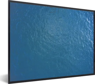 Produktbild von MuchoWow® Gerahmtes Poster Meer - Ozean - Blau 80x60 cm - Poster mit Schwarzem Bilderrahmen Wandposter Rahmen Foto Bilder - Schwarzem - Mit Gestell