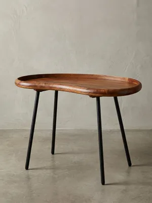 Kleiner Nierentisch aus massivem Sheesham-Holz mit schwarzen Metallbeinen. Der 71 cm breite Couchtisch im 50er Jahre Retro-Look präsentiert sich freigestellt vor weißem Hintergrund._#sku_SAFWL5.669#