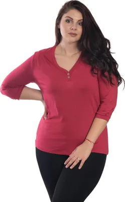 Produktbild von Damen Bluse – T-Shirt mit 3/4-Ärmeln, spitzen Halsausschnitt und zwei Zierknöpfen an der Knopfleiste. BORDEAUX: XL