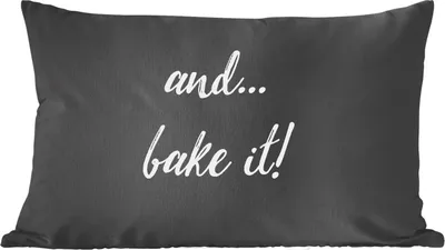 Produktbild von MuchoWow® Zierkissen Sofakissen Wohnzimmer Dekokissen 50x30 cm Zitate - Sprichwörter - Und... Backen Sie! - Backen - Kochen - Wohnzimmerdekoration - Polster mit Photo