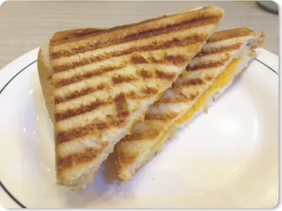 Produktbild von MuchoWow® Mauspad Mousepad Getoastetes Käsesandwich auf weißem Brett 23x19 cm - Mousepads - Maus Mat - Pad - Mausunterlage - Schreibtischunterlage - Mauspad