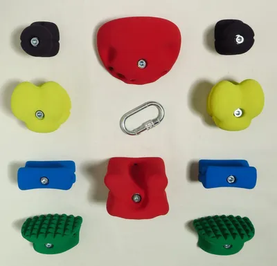 Therapie-Klettergriff-Set Einsteiger von KS Klettergriffe; bestehend aus verschiedenen farbigen Klettergriffen und einem Karabiner.