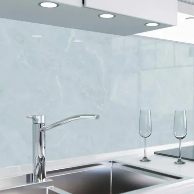Produktbild von danario Küchenrückwand selbstklebend - Glasoptik - Spritzschutz Küche - versteifte PET Folie - 0,8 mm - Marmor blau - 60cm x 280cm