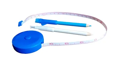 Produktbild von MAßBAND 150cm mit 2 Kreidestifte Schneidermaßband Rollmaßband Bandmaß Messband Schneiderkreidestift Schneiderkreide Kreidestift Stoffkreide Dressmaker Kreide Stift 75