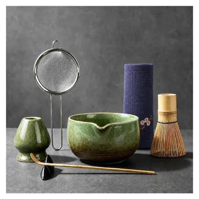 Zdjęcie produktu dla Zestaw do parzenia matchy, 7 elementów: ceramiczna miska, bambusowa miotełka, dzbanek z wlewką, podstawka, sitko, łyżeczka, ściereczka