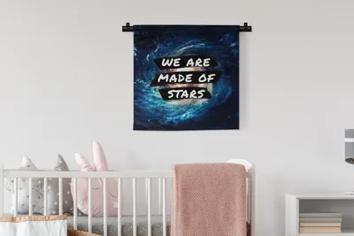Produktbild von MuchoWow® Wandteppich Wandbehang Zitate - Sprichwörter - 'Wir sind aus Sternen gemacht' - Jungen - Kinder - Kinder - Mädchen 60x60 cm Tapisserie Dekoration Wandtuch - Dekorationen - Wand Decke