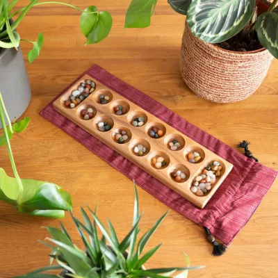 Produktbild von Kalaha – das traditionelle Sammel- und Strategiespiel aus edlem Holz – inklusive Edelsteinen und Stoffbeutel