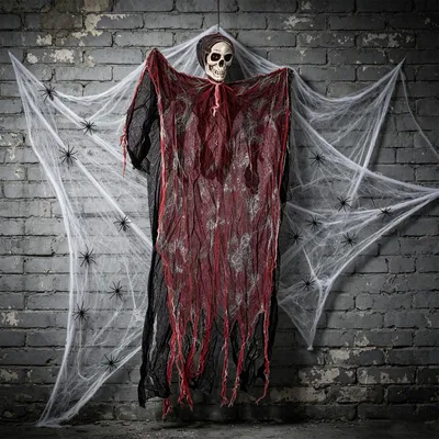 Halloween-Dekoration mit Skelett, Spuk-Geist und Spinnennetz