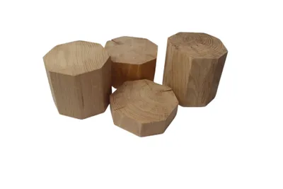 Produktbild von Abgerundete Holzblöcke aus massiver Eiche mit Achteckbasis 15x15cm Höhe 15cm, runde Holzwürfel, rustikal, Naturprodukt