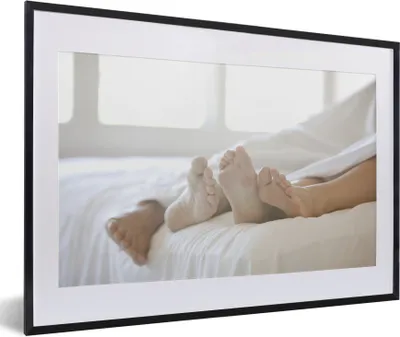 Produktbild von MuchoWow® Gerahmtes Poster Vier Füße in einem Bett 60x40 cm - Poster mit Schwarzem Bilderrahmen Wandposter Rahmen Foto Bilder - Schlafzimmer - Plakat in Rahmen - Drucken