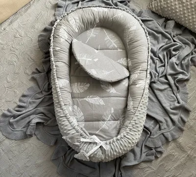 Produktbild von MINKY Grau/FEDER Grau Babynestchen Unterlage 2 Tlg SET Babynest Wicleklunterlage Reisebett Babydecke Babyausstattung 4 Jarhreszeiten PREMIUM Geschenk