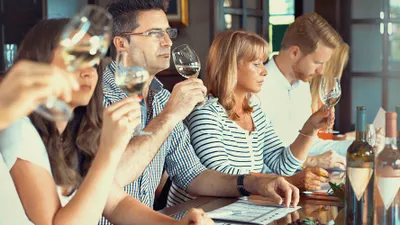Produktbild von Jochen Schweizer Wein Tasting in München; Erlebnis verschenken oder selbst erleben;  Gutschein gültig für 1 Person Gruppengröße: 8-20 Personen