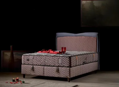 Zdjęcie produktu dla Eleganckie brązowe łóżko wykonane z drewna i tkaniny z wygodnym materacem