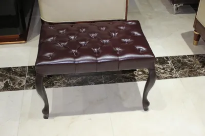 Image de Tabouret Chesterfield, repose-pied, ottoman, pouf.