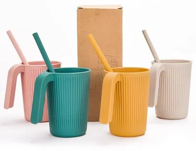 Immagine prodotto di Set di bicchieri infrangibili, set da 4 bicchieri da 350 ml con manico, infrangibili, riutilizzabili, per bambini e adulti, bicchieri in plastica colorati, per caffè e tè, senza BPA