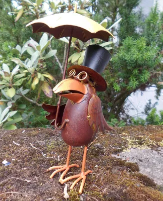 Produktbild von Gartenfigur Standfigur Gartendeko lustiger Rabe m. Schirm offen 25 cm