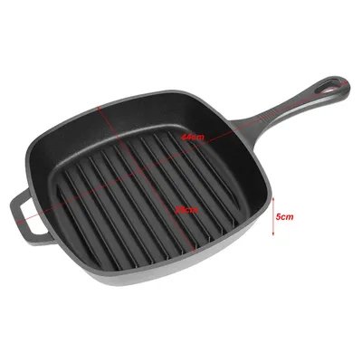 A square cast iron grill pan with red measurement lines and text.