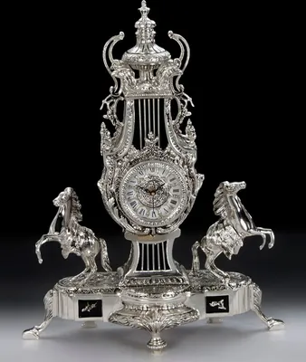 Produktbild von Casa Padrino Luxus Barock Tischuhr Silber / Schwarz 43 x H. 54 cm - Handgefertigte Bronze Uhr im Barockstil - Barock Schreibtischuhr - Barock Schreibtisch Deko - Barock Deko Accessoires