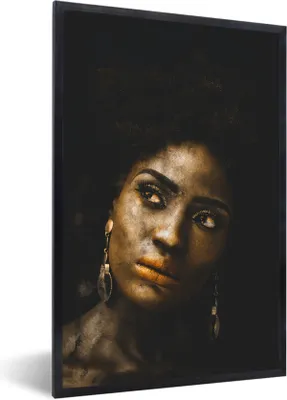 Produktbild von MuchoWow® MuchoWow® Gerahmtes Poster Frauen - Ohrringe - Lehm 60x90 cm - Poster mit zchwarzem Bilderrahmen - Kunst