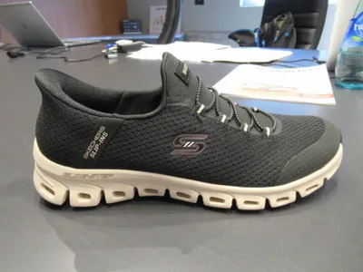 Produktbild von Skechers Glide Step Slip In Sportschuh Schwarz