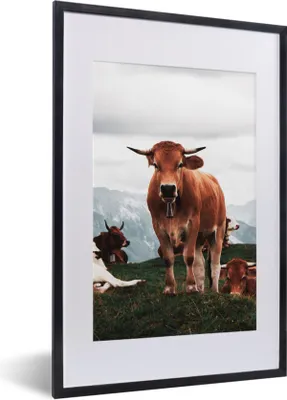 Produktbild von MuchoWow® Gerahmtes Poster Tiere - Kuh - Berg 40x60 cm - Poster mit Schwarzem Bilderrahmen Wandposter Rahmen Foto Bilder - Poster in Rahmen