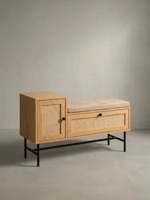 Schräge 3/4-Ansicht der Sitzbank mit Rattan, die die Tiefe des Möbelstücks und die schlanken, schwarzen Metallbeine hervorhebt._#sku_SAFWL6.891#