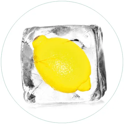 Produktbild von Wallario Premium Glasbild, freischwebende Optik, kräftige Farben, rund 50cm Durchmesser, Motiv Zitrone in Eiswürfel - Eiskaltes Obst
