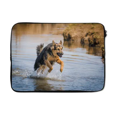 Produktbild von MuchoWow® Laptop Hülle 14 ZollEin Deutscher Schäferhund spielt im Wasser Laptoptasche - Laptoptasche - Stoßsicher - Schutzhaube