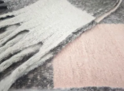 Produktbild von styleBREAKER Damen Webschal mit Karomuster | Kuscheliger Winterschal mit langen Fransen | Weiches Schultertuch 50 x 190 cm | Oversize Stola warm & pflegeleicht