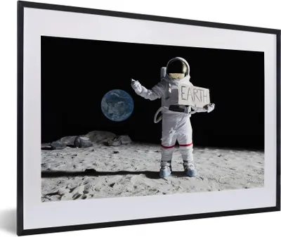 Produktbild von MuchoWow® Gerahmtes Poster Astronaut - Erde - Mond 60x40 cm - Poster mit Schwarzem Bilderrahmen Wandposter Rahmen Foto Bilder - Schlafzimmer - Plakat in Rahmen - Drucken