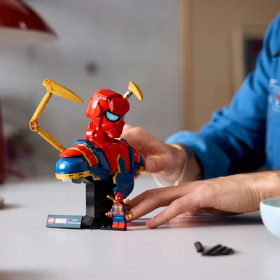 Produktbild von LEGO Marvel Iron Spider-Man Büste – Modell-Set für Erwachsene mit 2 beweglichen Armen, drehbarem Kopf & Superhelden-Mini-Figur – Sammlerstück & Geschenk für Avengers-Fans – 76326