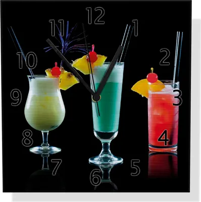 Produktbild von Wallario Design Wanduhr Bunte Cocktails vor schwarzem Hintergrund aus Aluverbund, Größe 30 x 30 cm