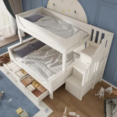 Productafbeelding van Houten kinderetagebed, 90x200 cm boven en 140x200 cm onder, met een trapkast, lades en valbeveiliging. Wit etagebed voor de kinderkamer