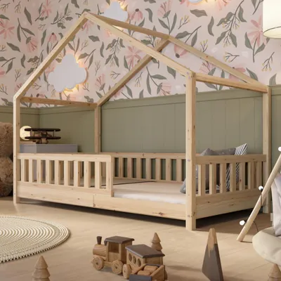 Produktbild von Crazy Pine Hausbett 90x200 cm – Kinderbett aus Naturholz – Bodenbett mit Höhenverstellbaren Beinen und Abnehmbarer Barriere - Crazy House, KI-generiertes Bild