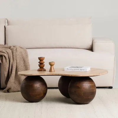 Produktbild von LUNI Couchtisch mit organischer Tischplatte aus Travertin und Kugelbeinen, 90 x 30 x 65 cm, Braun/Beige - Moderner Wohnzimmertisch, Couchtisch Massiv Holz, Coffee Table, Design-Highlight