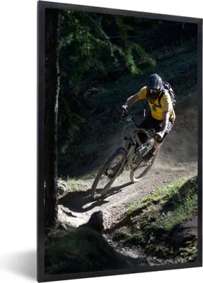 Produktbild von MuchoWow® Gerahmtes Poster Mountainbiker auf ungeteerter Straße 20x30 cm - Poster mit Schwarzem Bilderrahmen Wandposter Rahmen Foto Bilder - Drucken - Bilder Poster im Rahmen