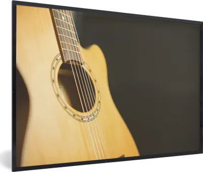 Produktbild von MuchoWow® MuchoWow® Gerahmtes Poster Halbseitenansicht einer akustischen Gitarre 60x40 cm - Poster mit zchwarzem Bilderrahmen - Printing - Wanddeko Schlafzimmer