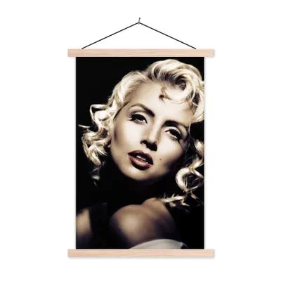 Produktbild von MuchoWow® Textilposter Frau - Vintage - Lippenstift - Blond - Locken 60x90 cm mit holzfarbenen Rahmen - Textil