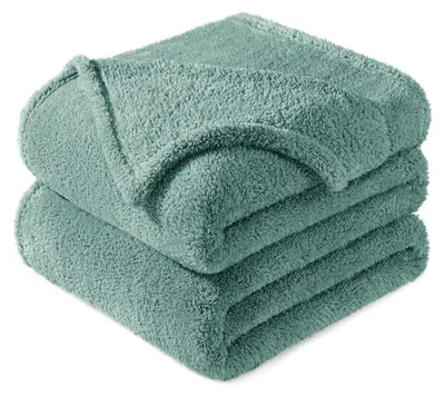Produktbild von Weiche Fleece-Decke aus Mikrofaser, 220x240 cm, Grau-Grün