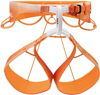 Oranger Petzl Sitta technischer Klettergurt mit weißen Details und Schnalle