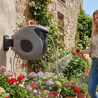 Produktbild von Clinvia 30m automatische Schlauchtrommel mit 9-fach Sprühdüse, Wandhalterung, verstellbarer Rückholsperre & 180° Schwenkung – UV- & frostbeständiges Komplettset für den Garten, Grau/Rot