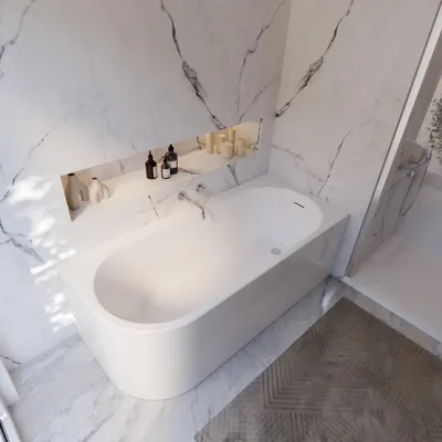 Ambiente Bild einer weißen Badewanne mit seitlichem Blickwinkel in hellem, modernem Badezimmer.