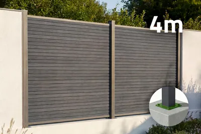 Produktbild von 4 m hoher PRIEL-Verbundzaun in Holzoptik, 150 cm hoch, auf grauen Bodenplatten
