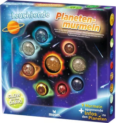 Image de moses. Billes solaires représentant les planètes, un classique des jeux pour enfants. Ce coffret contient 9 billes en verre phosphorescentes. Idéales pour jouer en intérieur comme en extérieur. Parfaites comme cadeau d'anniversaire, pour Pâques ou pour un calendrier de l'Avent