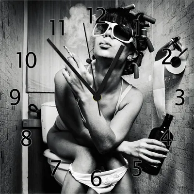 Produktbild von Wallario Design Wanduhr Kloparty - Sexy Frau auf Toilette mit Zigarette und Schnaps aus Echtglas, Größe 30 x 30 cm