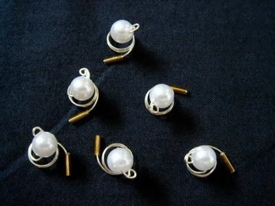 Produktbild von Brauthaarschmuck mit 6 Haarspiralen und weißen Perlen