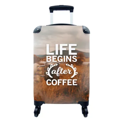 Produktbild von MuchoWow® Koffer Handgepäck Trolley Rollkoffer Kleine Reisekoffer mit 4 Rollen - Das Leben beginnt nach dem Kaffee - Zitate - Sprichwörter - Kaffee - Cabin Size < 55x40x23 cm & 55x40x20 cm - Fotokoffer - Kabinenkoffer - Boardgepäck - Reise-Box - Reisekoffer - Reisegepäck - Koffer mit Bild - Trolley für Kinder