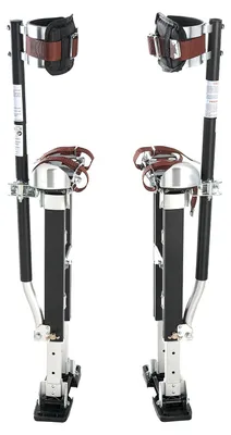 Image de Supports réglables en hauteur pour cloisons sèches SucceBuy, de 485 à 790 mm, capacité de charge jusqu'à 103 kg, avec un design à double ressort, des semelles antidérapantes et des sangles de fixation. Poteaux en aluminium robustes pour les travaux de cloisons sèches et de plafonds, de couleur noire